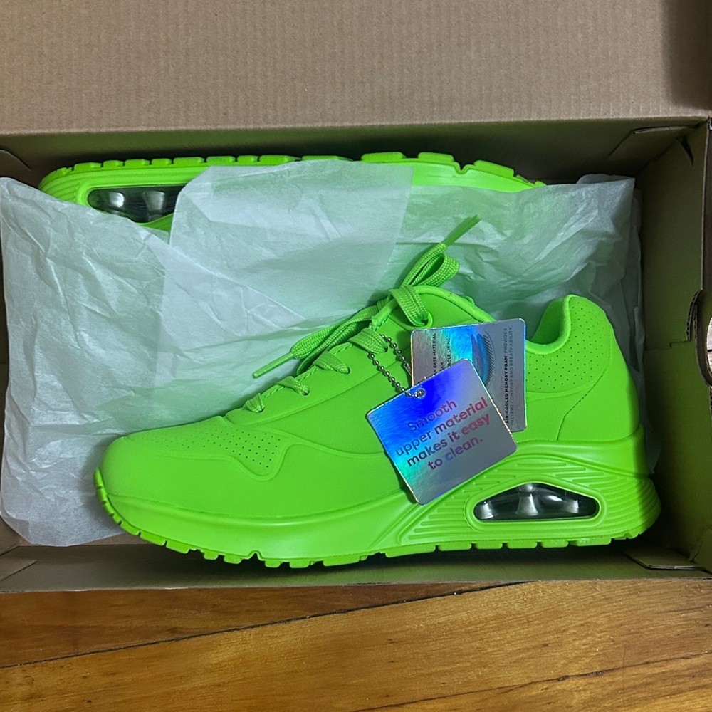 BRAND NEW Skechers Sneakers size 7